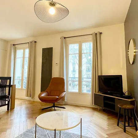 107 - Tour Eiffel Luxe 15eme Apartment *