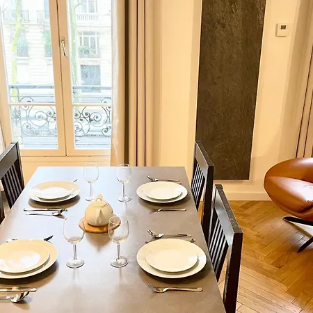 107 - Tour Eiffel Luxe 15eme * Parijs